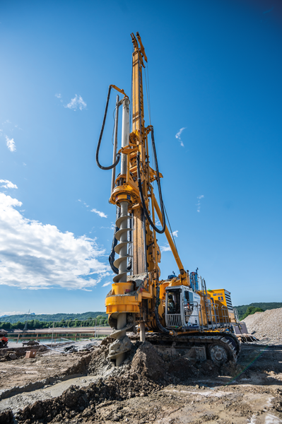 A BAUER BG 39 rig is in use to construct the secant pile wall. © BAUER Group
